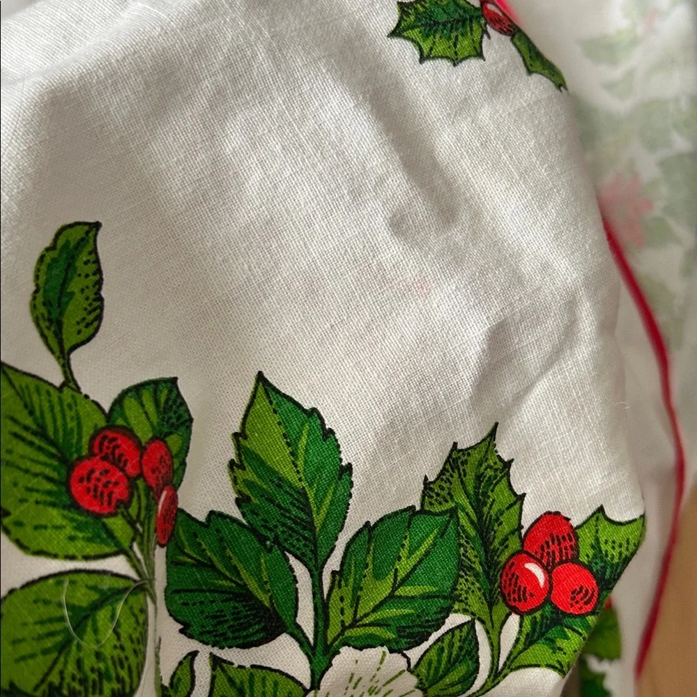 Christmas Holiday circular cotton Tablecloth with Red and Green berry  Design